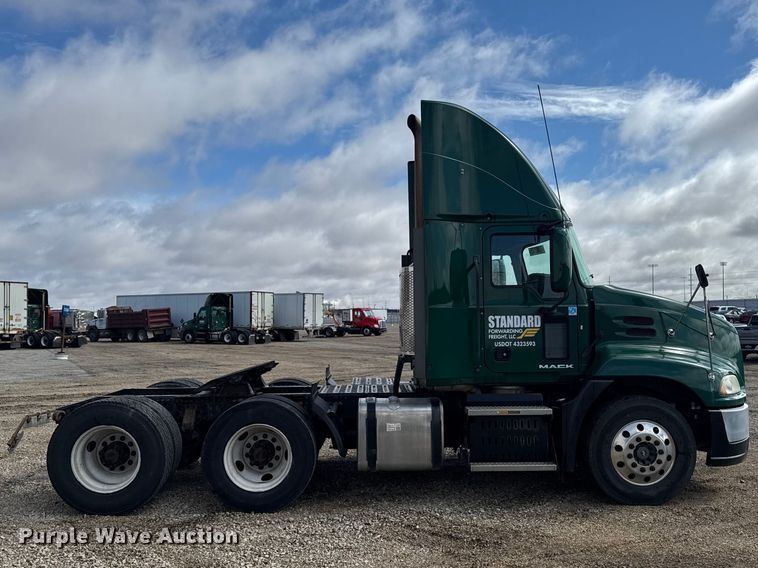 image for item YA2391 2016 Mack CXU613 semi truck