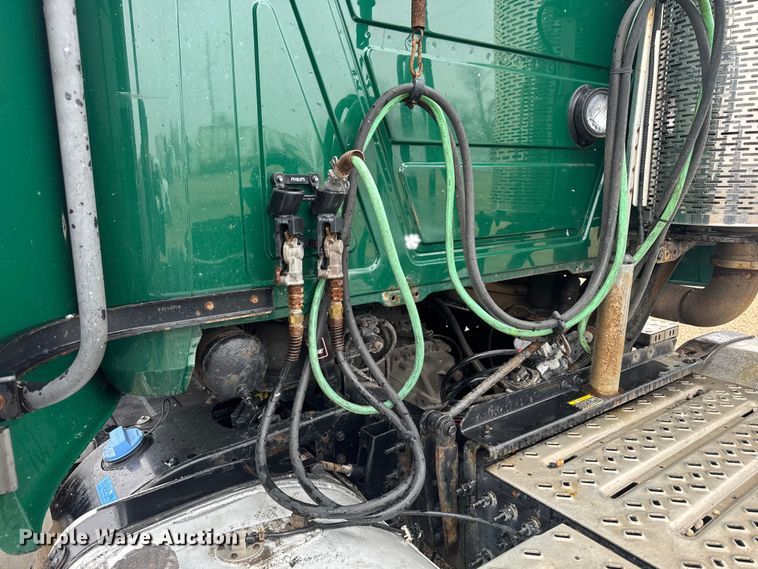 image for item YA2391 2016 Mack CXU613 semi truck