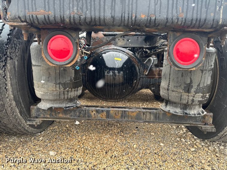 image for item YA2391 2016 Mack CXU613 semi truck