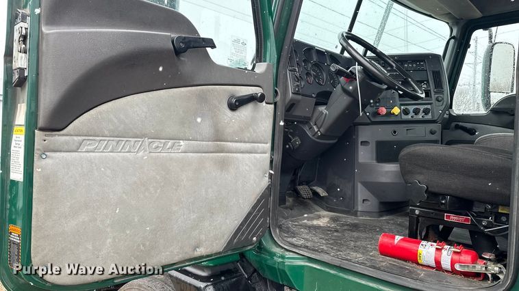 image for item YA2391 2016 Mack CXU613 semi truck