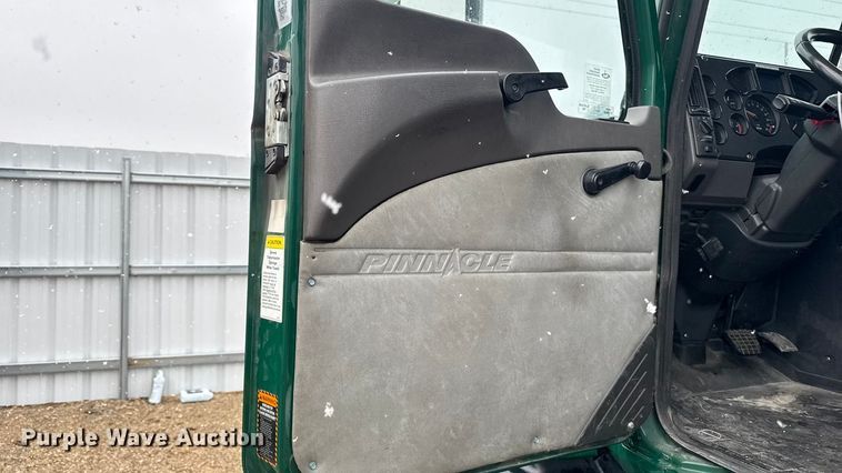 image for item YA2391 2016 Mack CXU613 semi truck