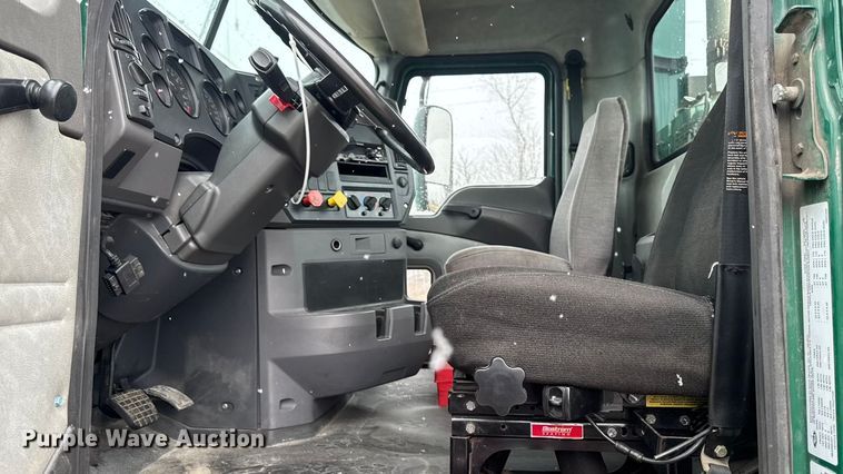 image for item YA2391 2016 Mack CXU613 semi truck