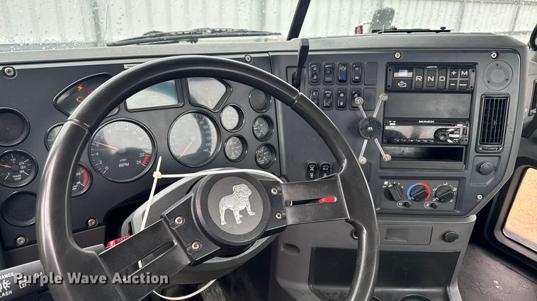 image for item YA2391 2016 Mack CXU613 semi truck