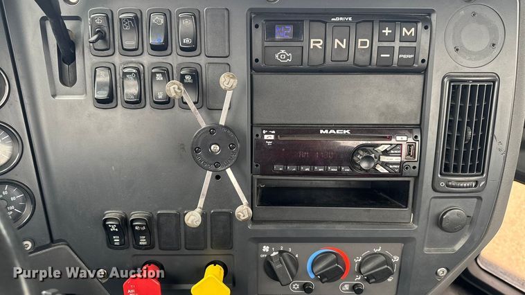 image for item YA2391 2016 Mack CXU613 semi truck