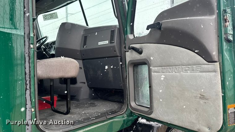 image for item YA2391 2016 Mack CXU613 semi truck