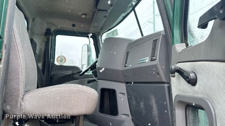 image for item YA2391 2016 Mack CXU613 semi truck