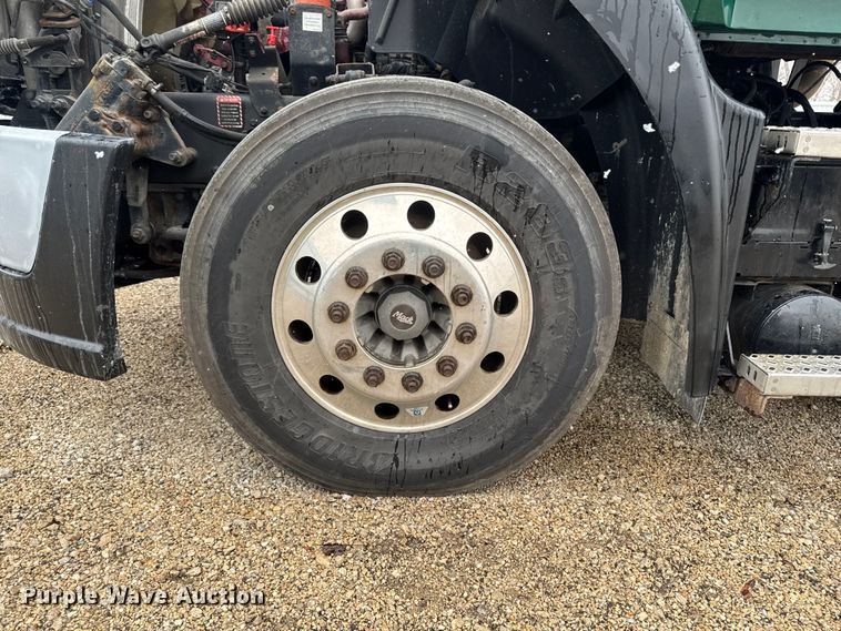 image for item YA2391 2016 Mack CXU613 semi truck