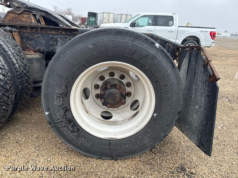 image for item YA2391 2016 Mack CXU613 semi truck