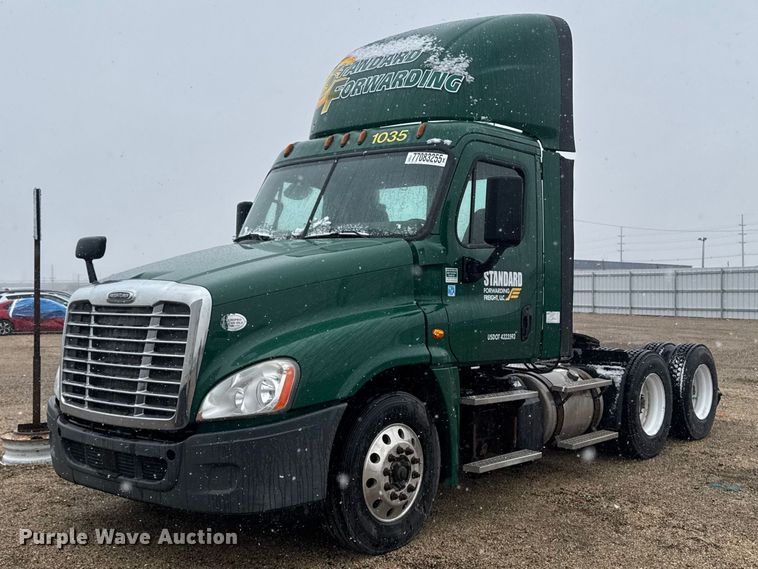 image for item YA2392 2017 Freightliner Cascadia 125 semi truck