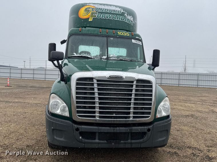 image for item YA2392 2017 Freightliner Cascadia 125 semi truck