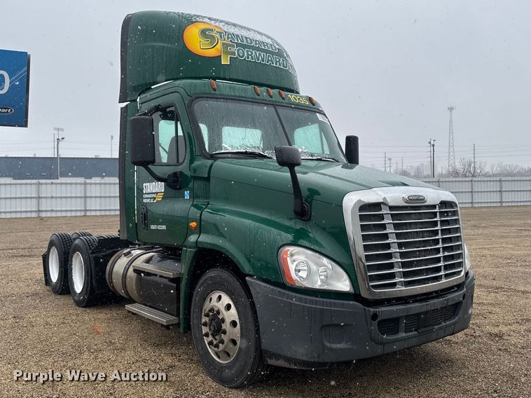 image for item YA2392 2017 Freightliner Cascadia 125 semi truck