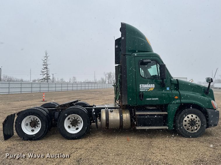 image for item YA2392 2017 Freightliner Cascadia 125 semi truck