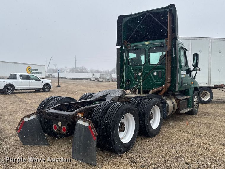 image for item YA2392 2017 Freightliner Cascadia 125 semi truck