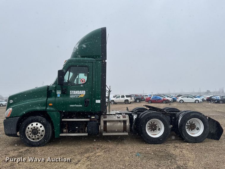 image for item YA2392 2017 Freightliner Cascadia 125 semi truck