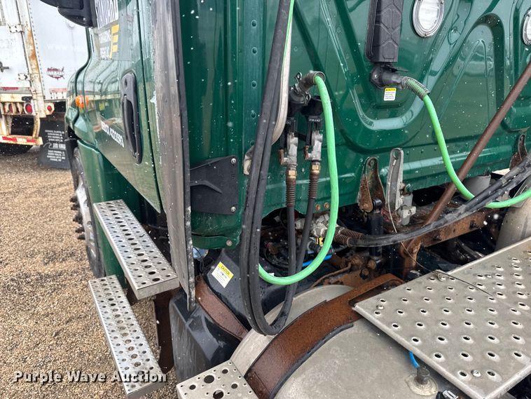 image for item YA2392 2017 Freightliner Cascadia 125 semi truck