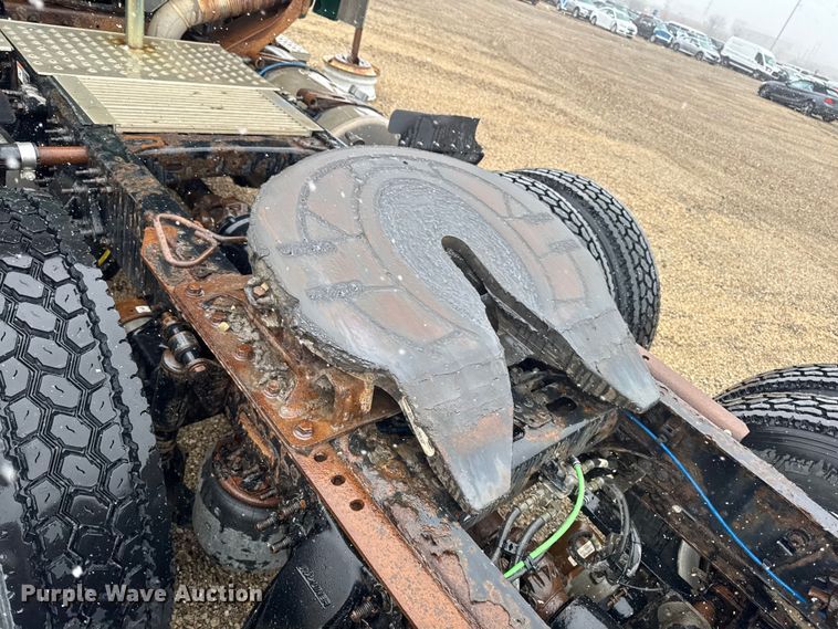 image for item YA2392 2017 Freightliner Cascadia 125 semi truck