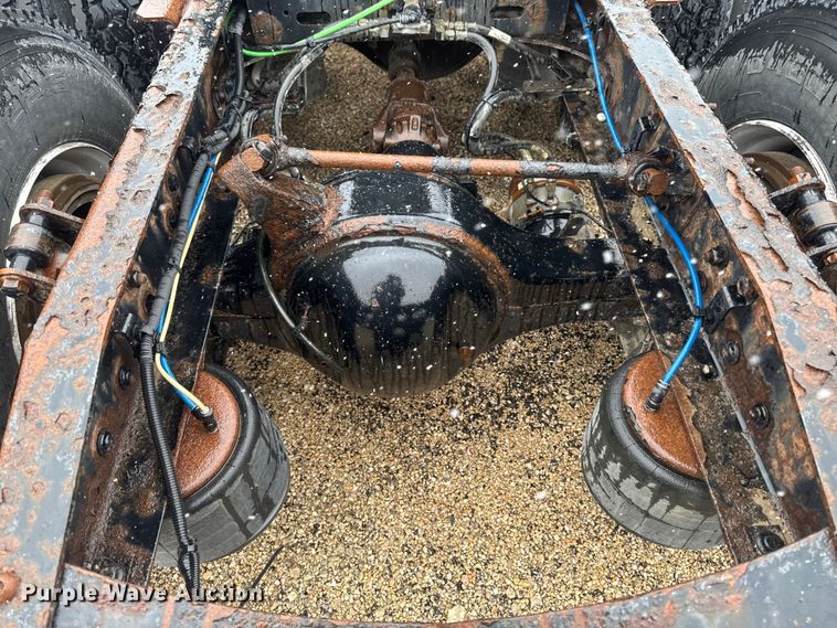 image for item YA2392 2017 Freightliner Cascadia 125 semi truck