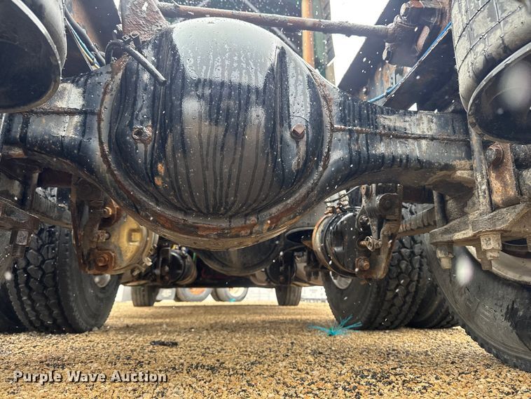 image for item YA2392 2017 Freightliner Cascadia 125 semi truck