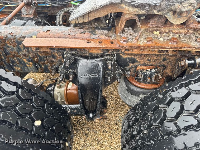 image for item YA2392 2017 Freightliner Cascadia 125 semi truck