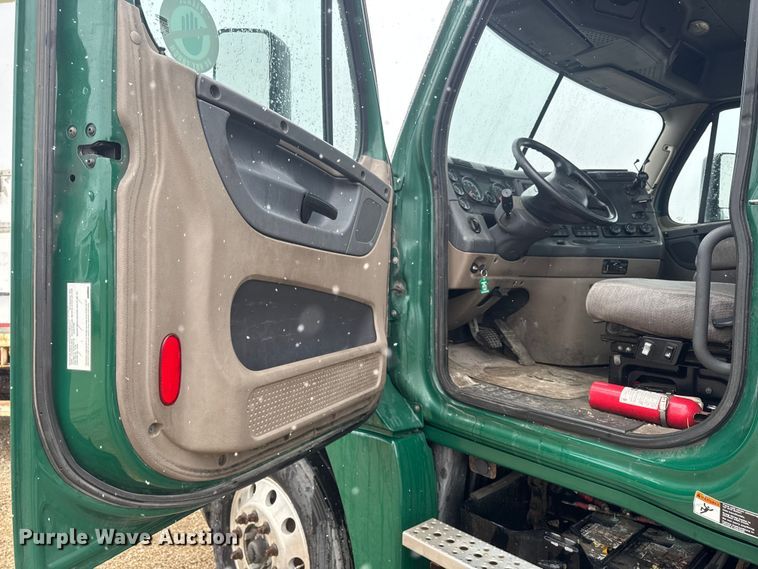 image for item YA2392 2017 Freightliner Cascadia 125 semi truck