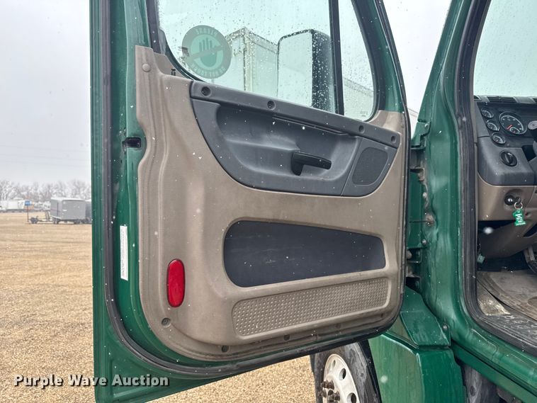 image for item YA2392 2017 Freightliner Cascadia 125 semi truck