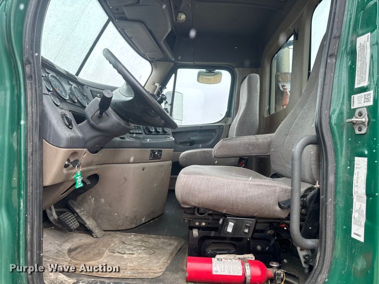 image for item YA2392 2017 Freightliner Cascadia 125 semi truck