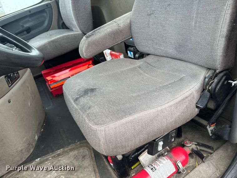 image for item YA2392 2017 Freightliner Cascadia 125 semi truck