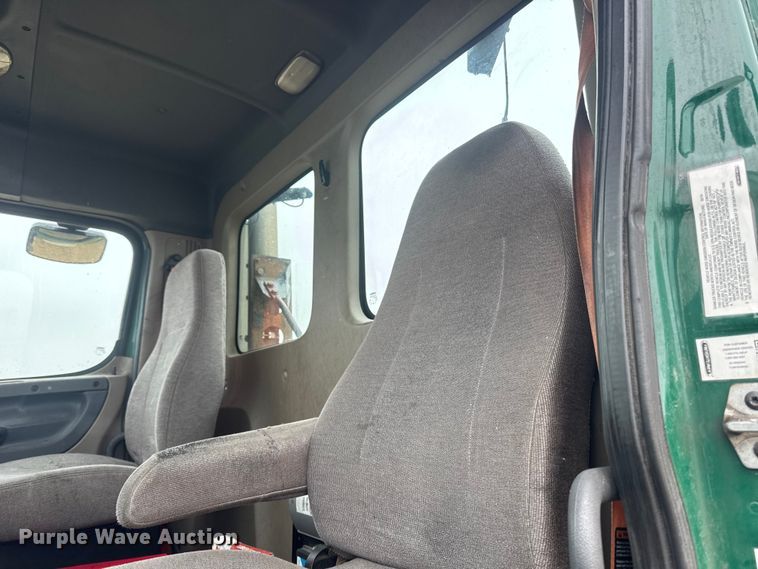 image for item YA2392 2017 Freightliner Cascadia 125 semi truck