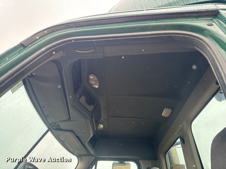 image for item YA2392 2017 Freightliner Cascadia 125 semi truck