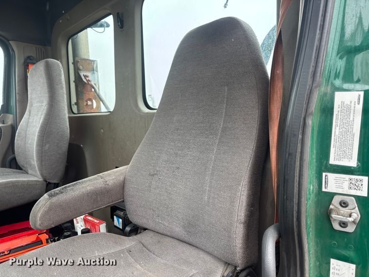 image for item YA2392 2017 Freightliner Cascadia 125 semi truck