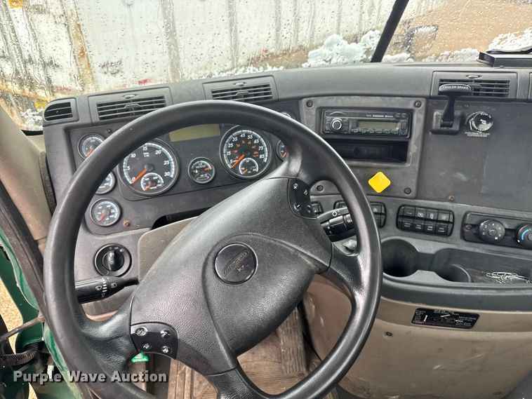 image for item YA2392 2017 Freightliner Cascadia 125 semi truck