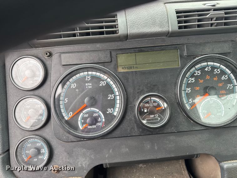 image for item YA2392 2017 Freightliner Cascadia 125 semi truck