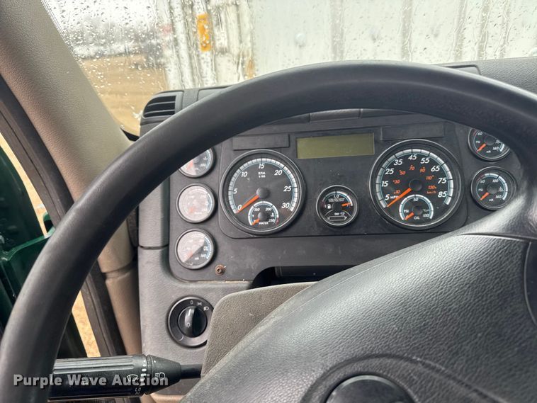 image for item YA2392 2017 Freightliner Cascadia 125 semi truck