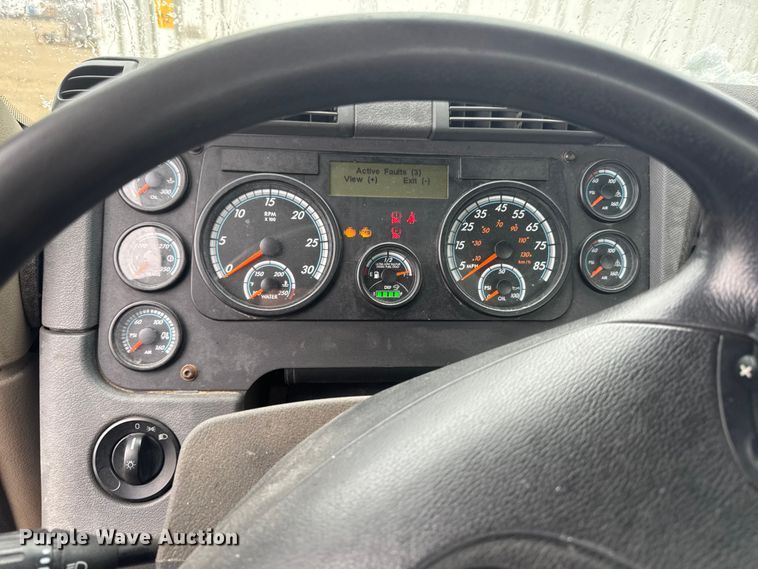 image for item YA2392 2017 Freightliner Cascadia 125 semi truck