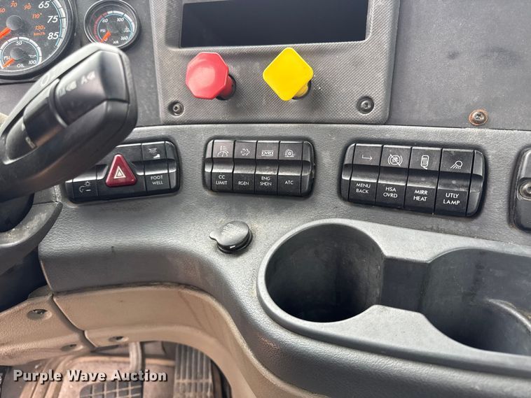 image for item YA2392 2017 Freightliner Cascadia 125 semi truck