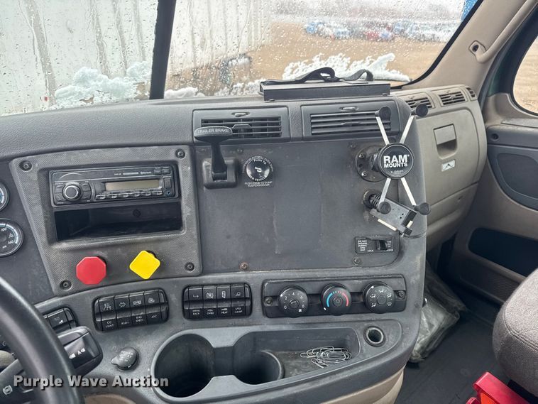 image for item YA2392 2017 Freightliner Cascadia 125 semi truck