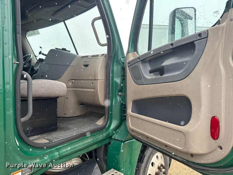 image for item YA2392 2017 Freightliner Cascadia 125 semi truck