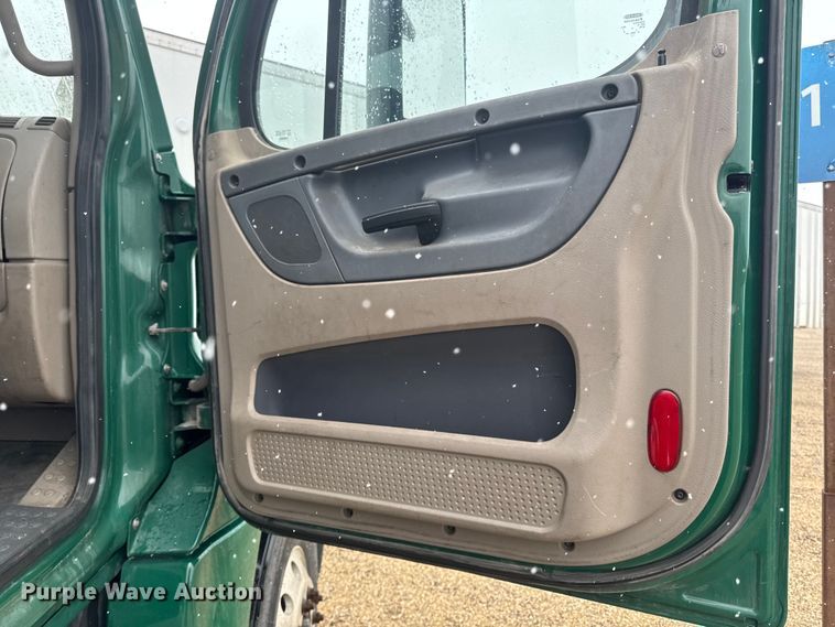 image for item YA2392 2017 Freightliner Cascadia 125 semi truck