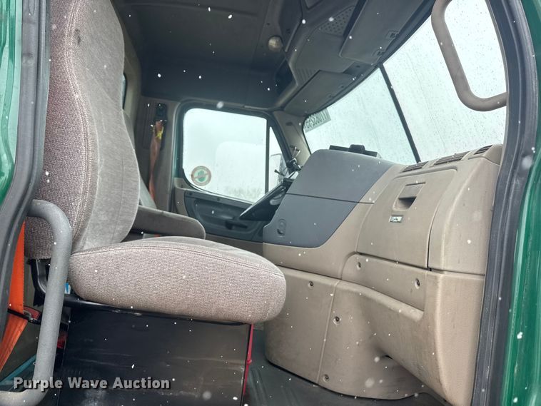 image for item YA2392 2017 Freightliner Cascadia 125 semi truck