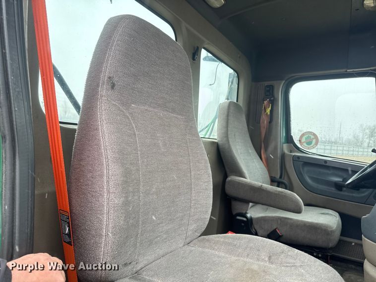 image for item YA2392 2017 Freightliner Cascadia 125 semi truck