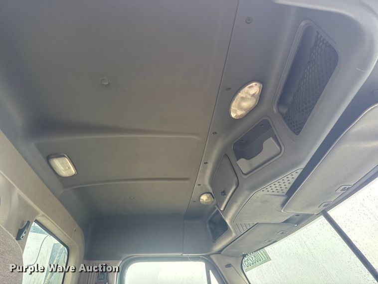 image for item YA2392 2017 Freightliner Cascadia 125 semi truck