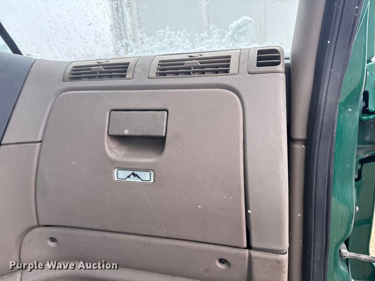 image for item YA2392 2017 Freightliner Cascadia 125 semi truck