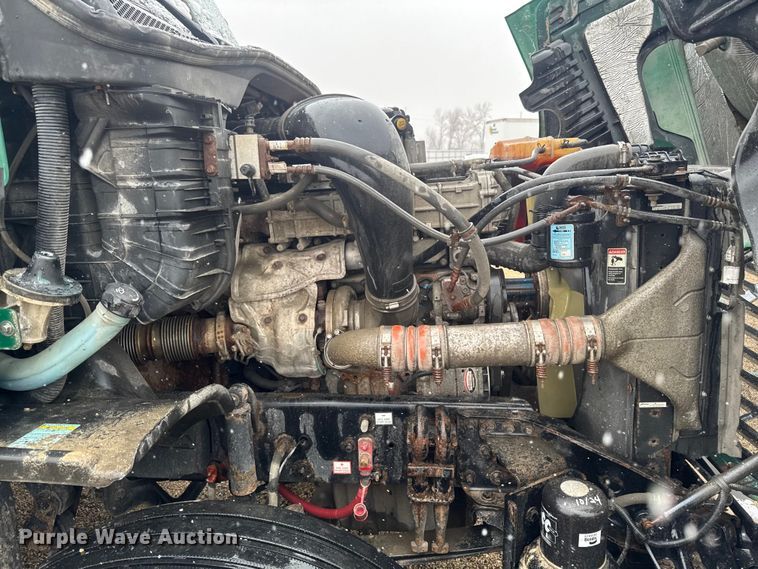 image for item YA2392 2017 Freightliner Cascadia 125 semi truck