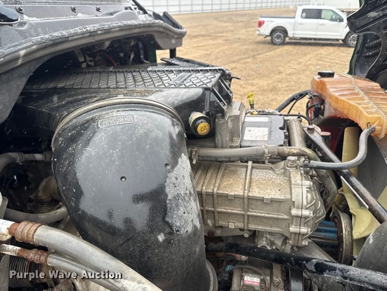 image for item YA2392 2017 Freightliner Cascadia 125 semi truck