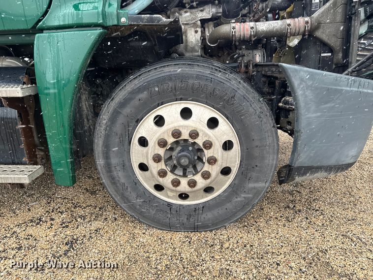 image for item YA2392 2017 Freightliner Cascadia 125 semi truck