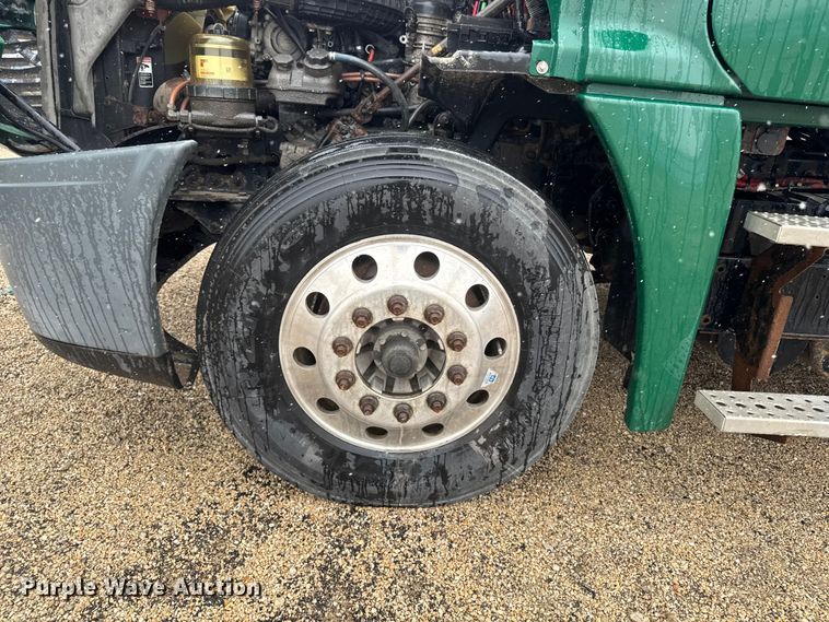 image for item YA2392 2017 Freightliner Cascadia 125 semi truck