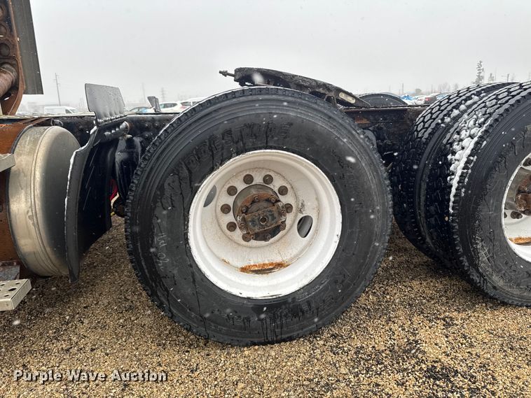 image for item YA2392 2017 Freightliner Cascadia 125 semi truck