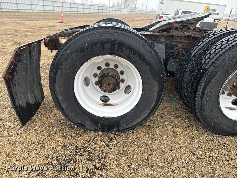 image for item YA2392 2017 Freightliner Cascadia 125 semi truck