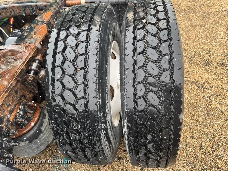 image for item YA2392 2017 Freightliner Cascadia 125 semi truck