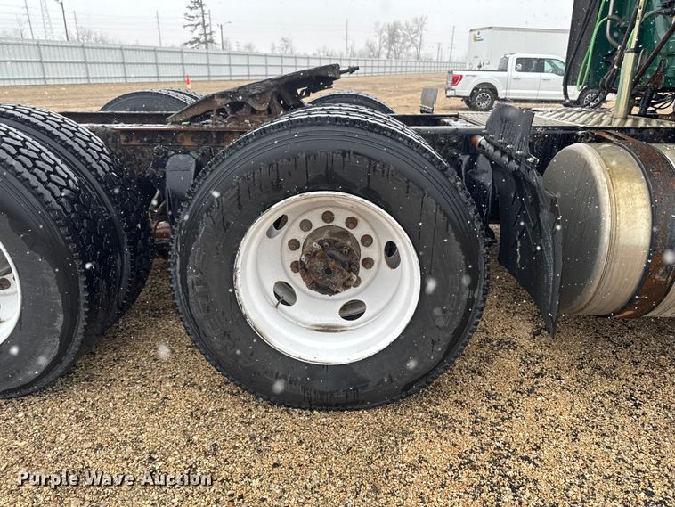 image for item YA2392 2017 Freightliner Cascadia 125 semi truck